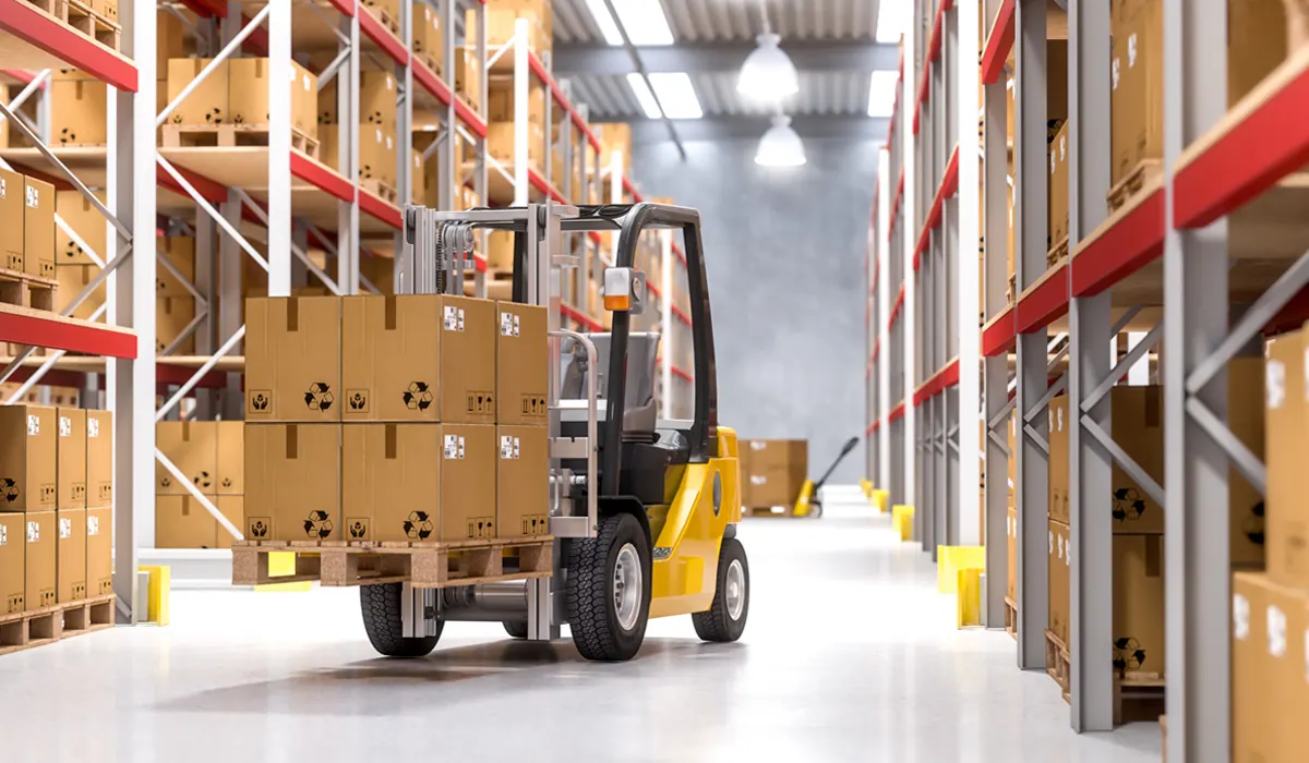 Depoda palet taşıyan forklift