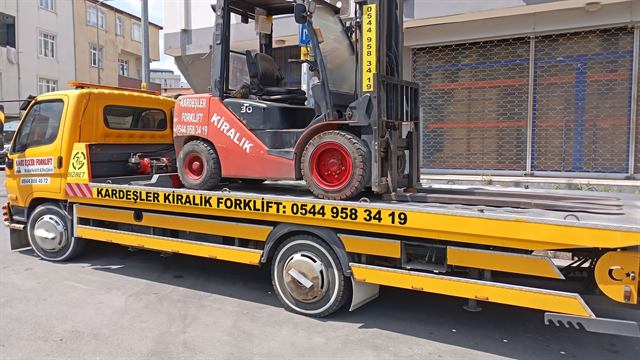 Kardeşler Forklift çekicisi üzerinde kiralık forklift