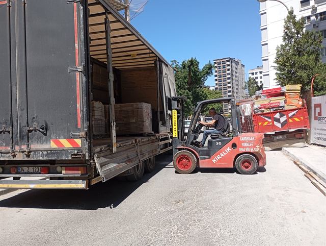 Kamyondan forklift ile yük boşaltma
