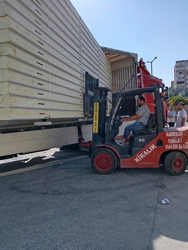 Operatörlü forklift ile tırdan panel indirme