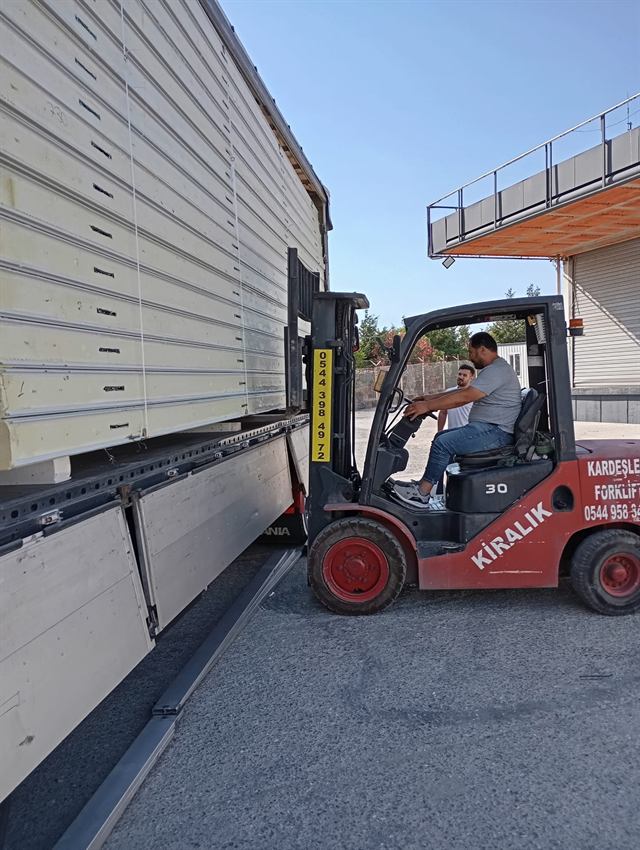 Forklift ile tırdan sandviç panel boşaltma