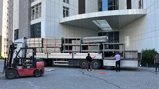 Plaza önünde forklift ile tır boşaltma