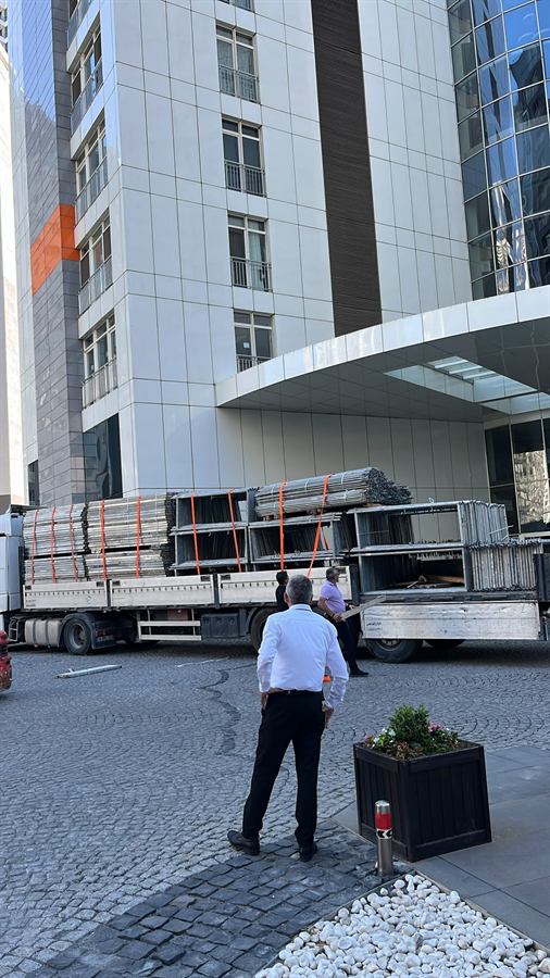 Plaza önünde tırdan yük indirme