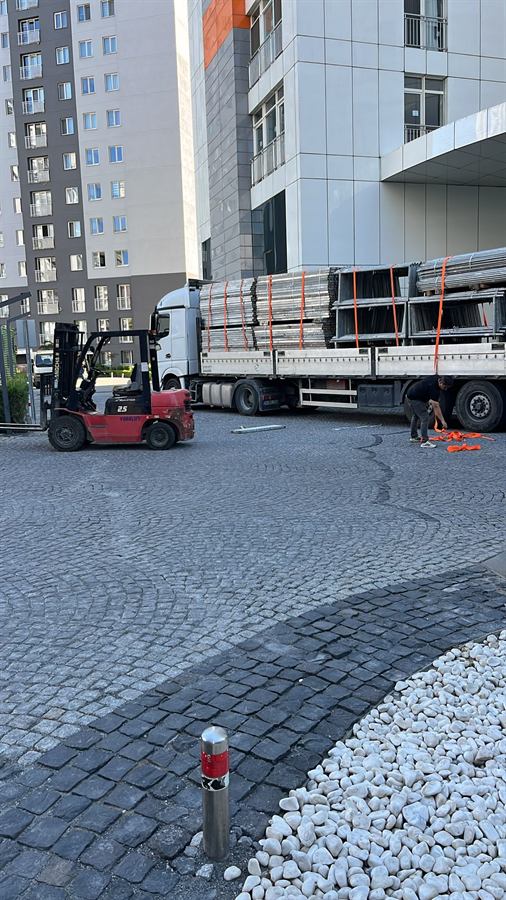 Forklift ile site içinde yük taşıma