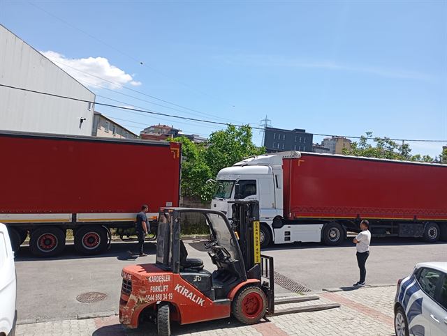 Tırdan forklift ile yük boşaltma