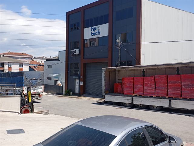 Depo önünde forklift ile tır boşaltma