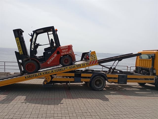 Kiralık forkliftin çekici rampasından yüklenmesi