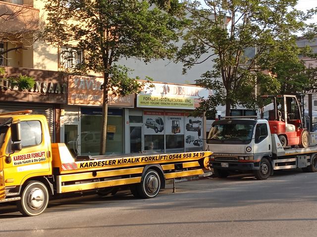 Kardeşler Forklift çekicileri iş yeri önünde