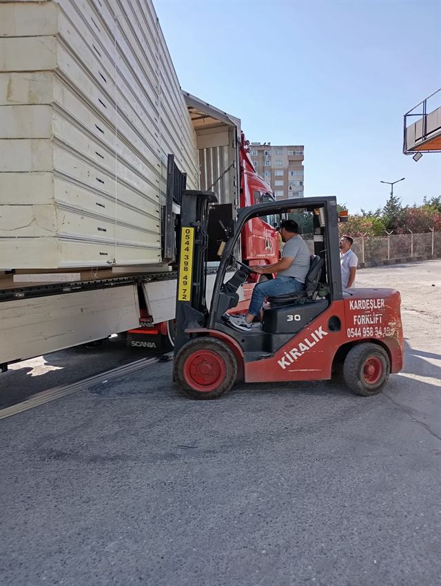 Operatörlü forklift ile sandviç panel indirme