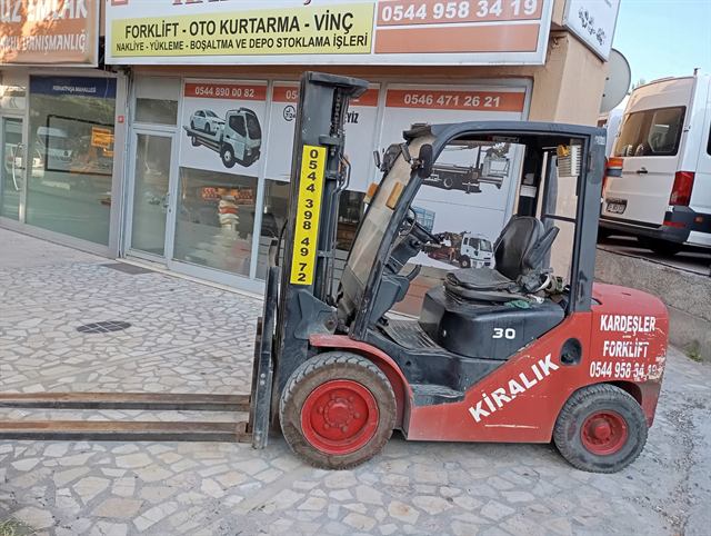 Kiralık forklift iş yeri önünde hazır