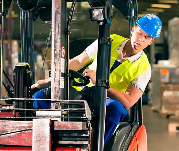 Moda forklift kiralama: forklift operatörü iş başında